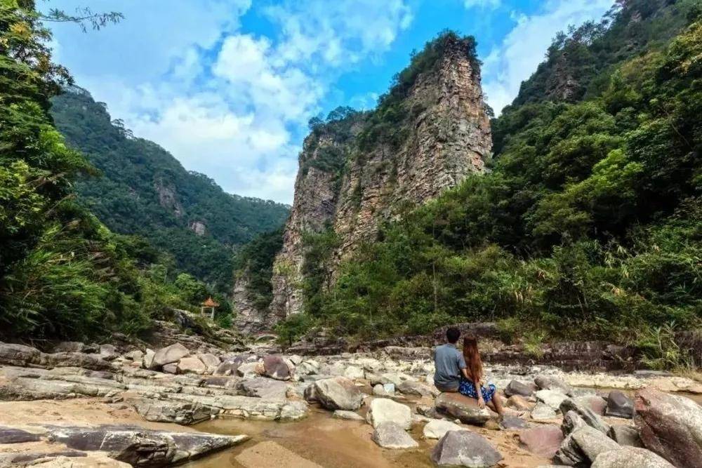 大旺)——广佛肇高速——封开谷圩出口——左转沿266省道——龙山景区