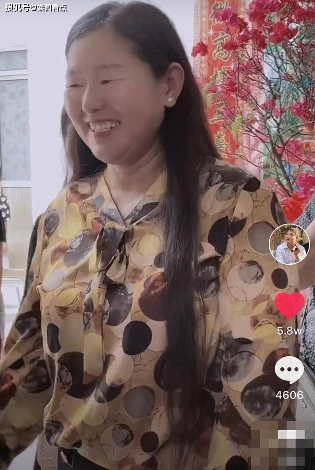 大衣哥老婆罕现身七夕前夕盛装出席老公开业礼被人追捧似明星盖饭娱乐
