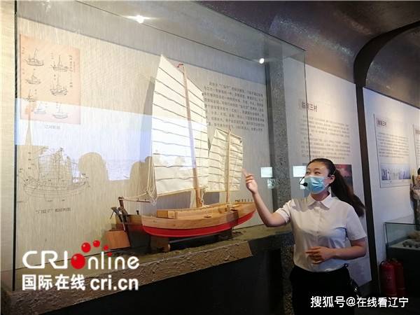 荣兴博物馆讲解员向游客介绍荣兴人的辽河口文化 摄影 黄非为了保存和