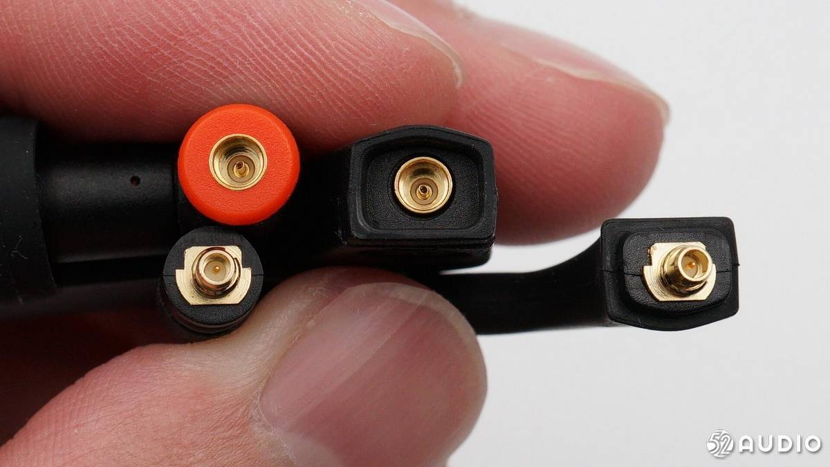 各接口特写,软胶线材两端均为mmcx接口.拆开主控模块的壳体.