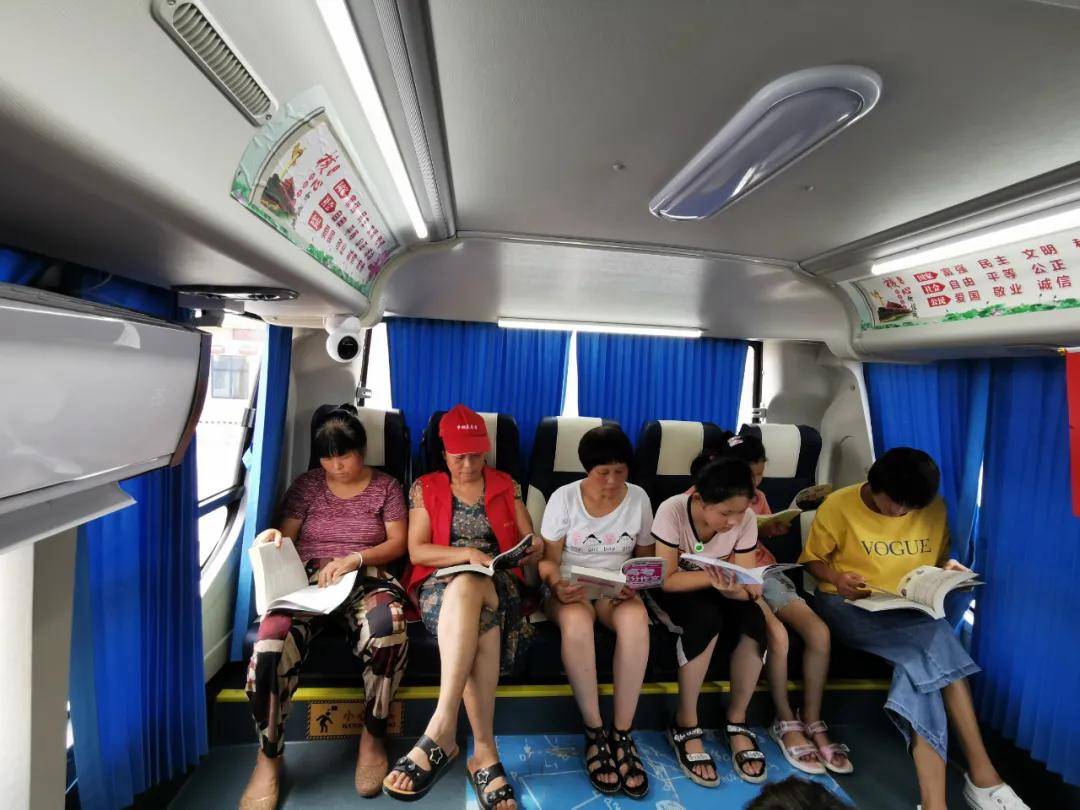 参加阅读活动文化志愿者积极为群众推荐喜欢,好读,乐读的图书许昌市