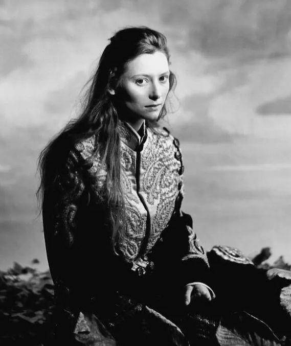 睡抖森,揍卷福,掰弯无数人的大佬原来是她!_蒂尔达·斯文顿