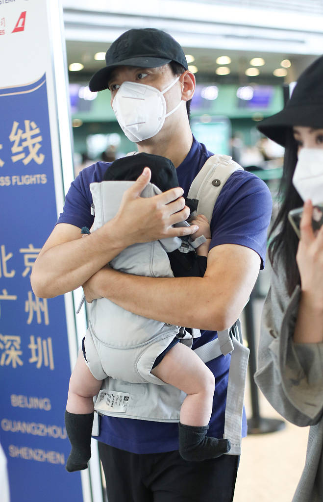 (視覺中國/圖)2020年8月25日,上海,李光潔,隋雨蒙夫婦抱著孩子現身