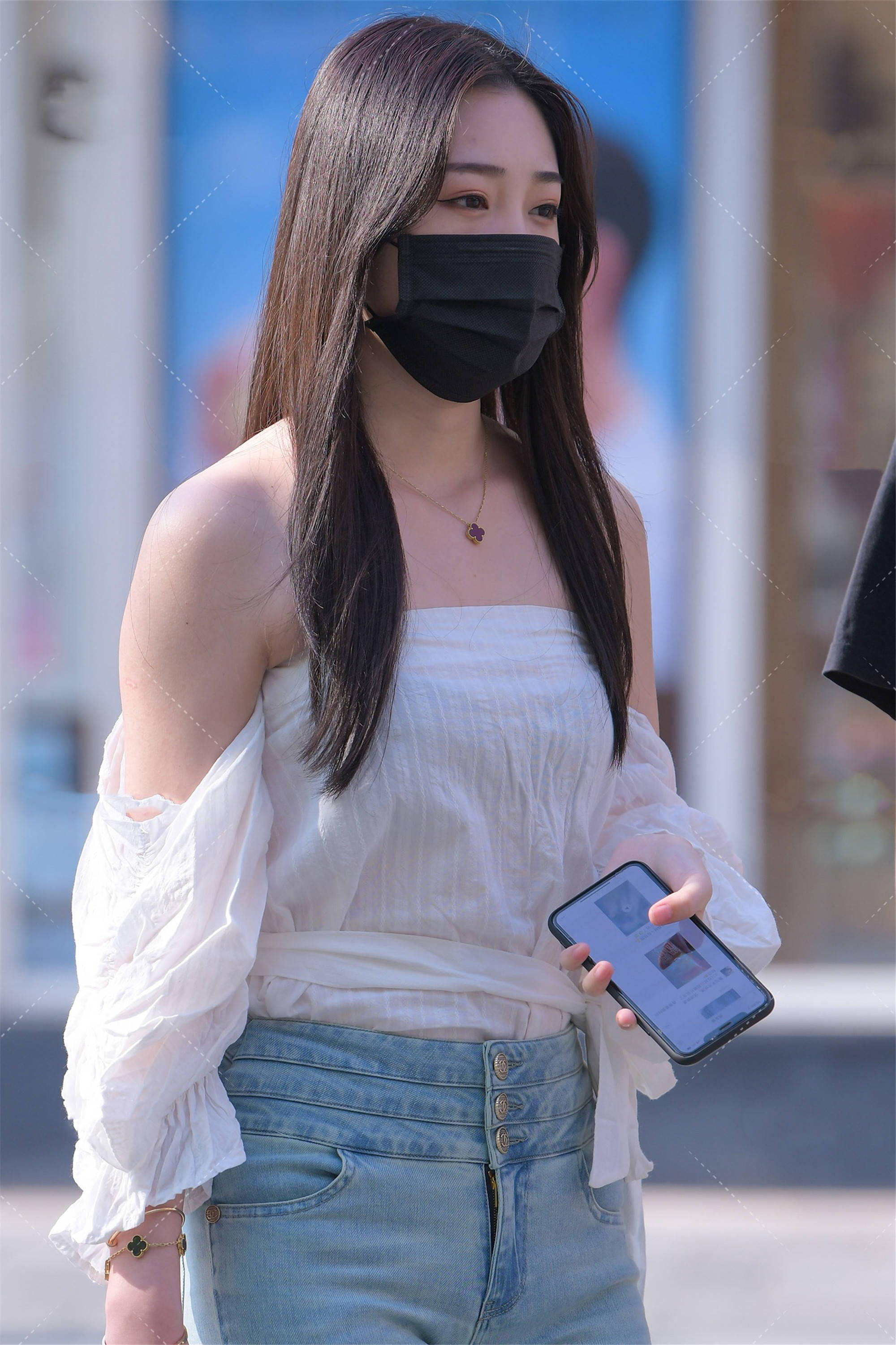 白色抹胸上衣仙气十足搭配修身牛仔裤简单时尚青春气息十足