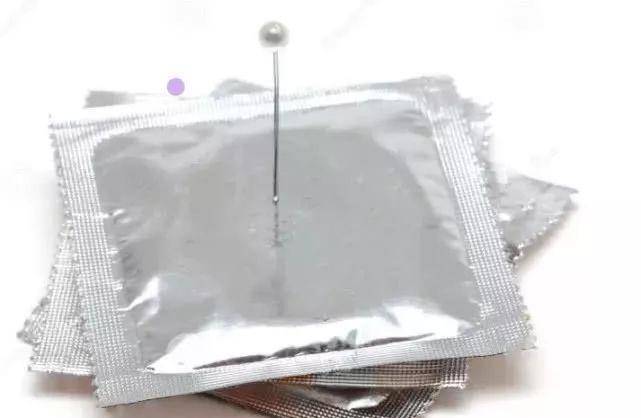 年轻夫妻不愿生育,美国婆婆偷偷潜入房间扎破了他们的安全套