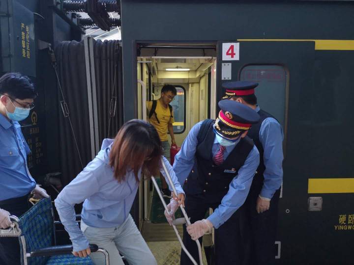 暖心|列车员这一幕亲情服务受称赞
