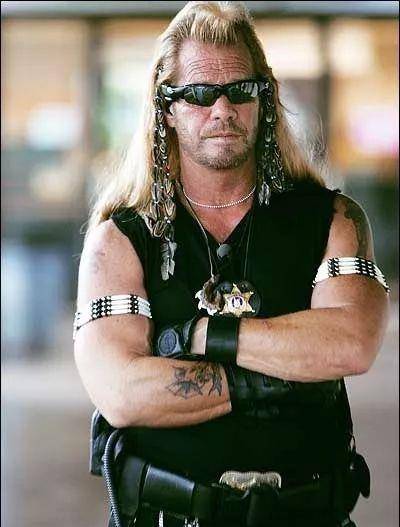 在luster出逃的消息被报道之后,一位身居夏威夷的赏金猎人duane (dog)