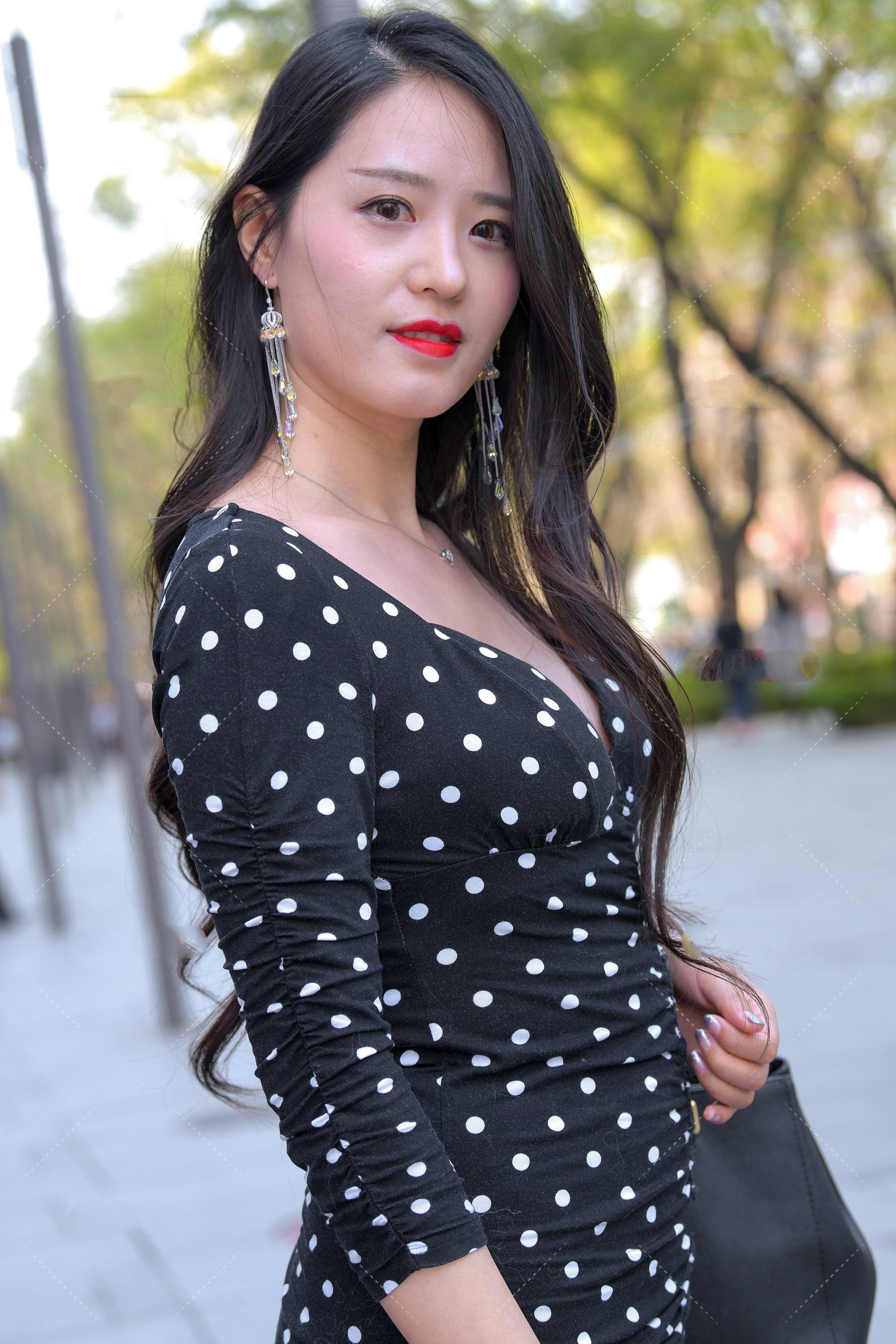 黑白斑点裙外搭灰色编织皮草,时尚靓丽,精致十足_手机搜狐网