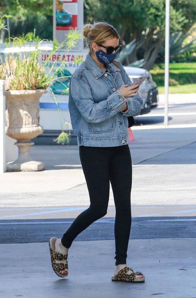 时尚街拍emmaroberts出街