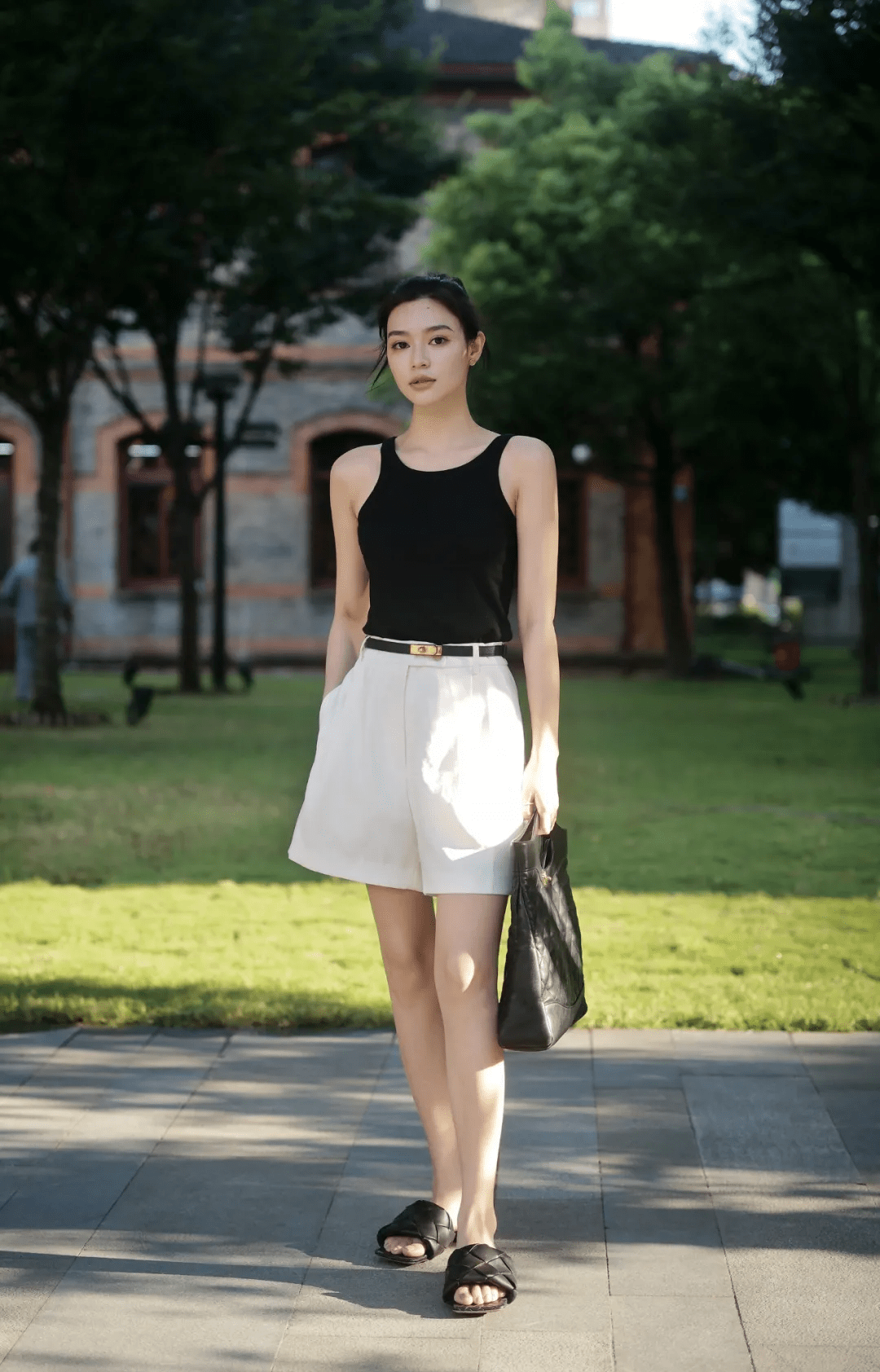 七夕撩汉哪家强?黑色背心来帮忙,这样搭配黑色无袖衫真的酷