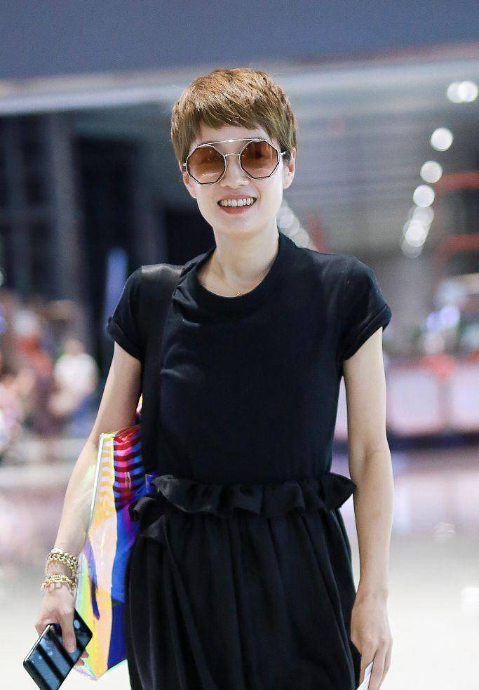 原创马伊琍近照穿搭真随意烂大街黑裙配毛绒拖鞋低调造型看完服了