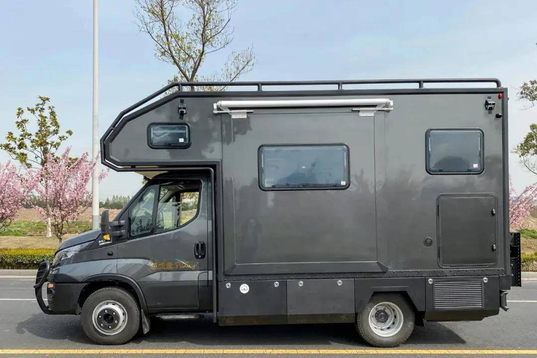 意大利进口依维柯c型房车硬汉越野风的豪华座驾