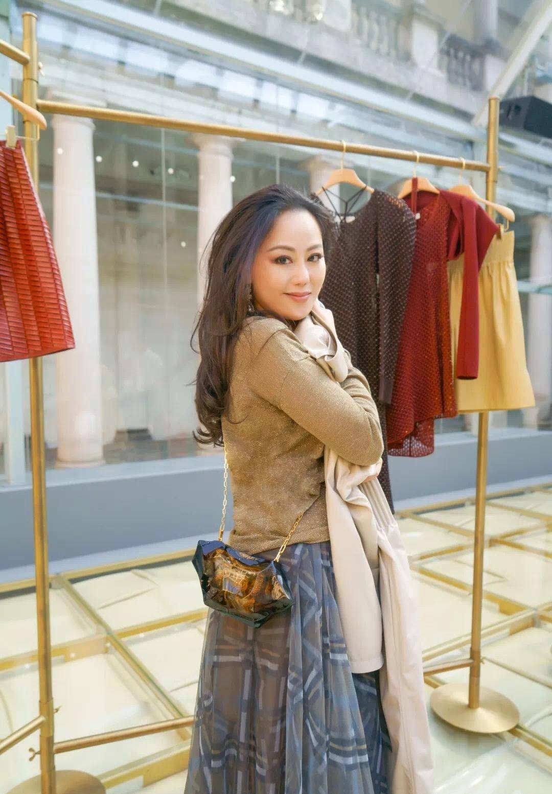 原创56岁章小蕙美得低调,一袭清爽针织衫配格纹纱裙,高级气质让人服