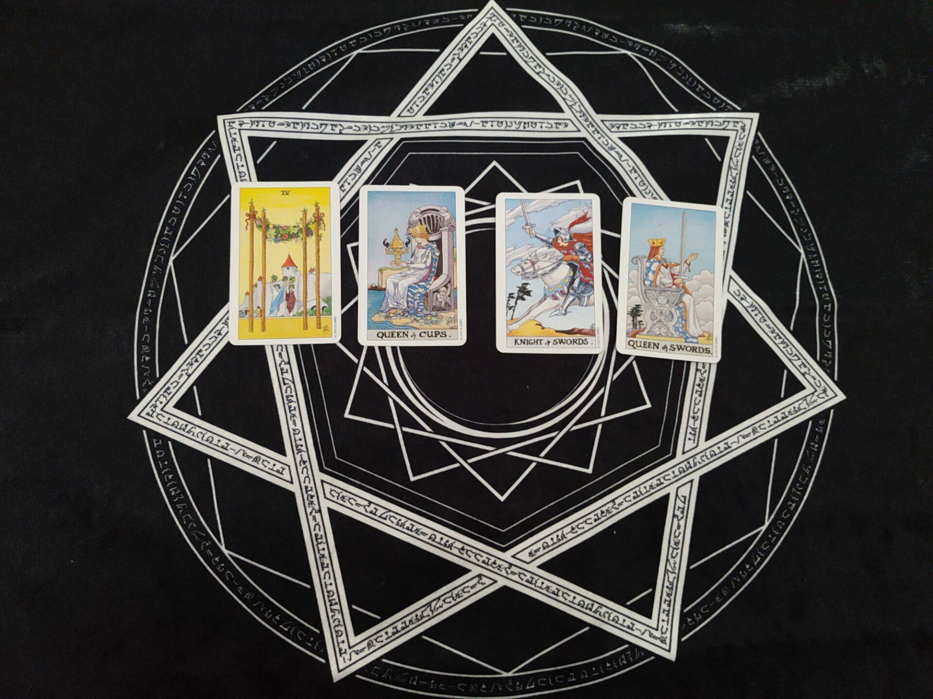 第一组:权杖四 圣杯皇后 宝剑骑士 宝剑皇后