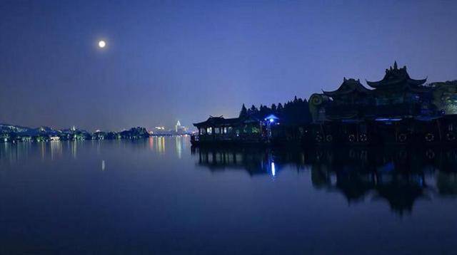 平湖秋月一色湖光万顷秋天堂人间共圆月