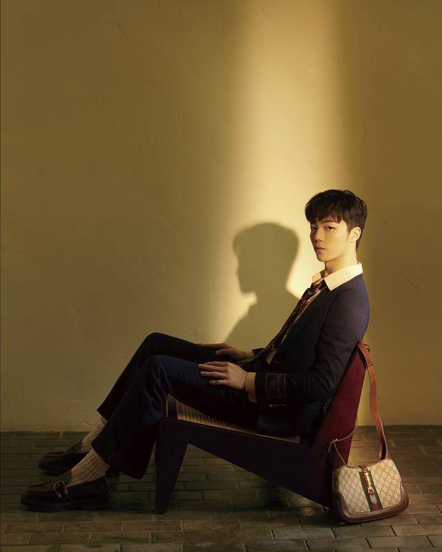 原创陈立农复古时尚大片皮鞋白袜子造型很大胆优雅文艺范十足