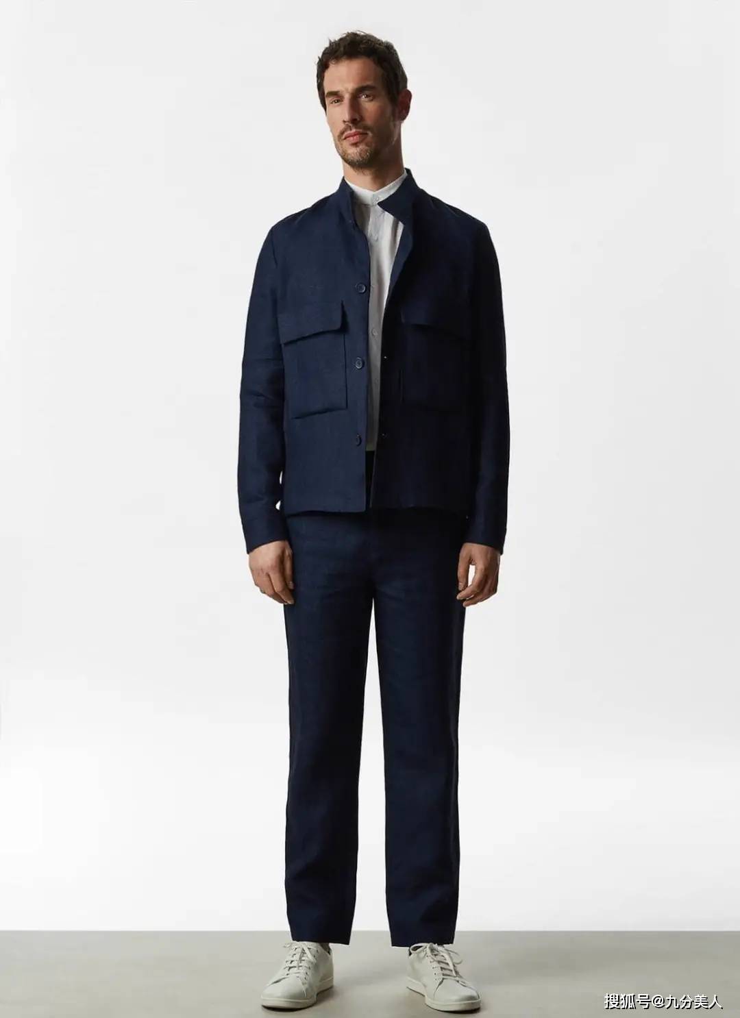 溜肩的男士呢,建议选择下图这样带有肩袢,能完美地修饰你的肩型,对于