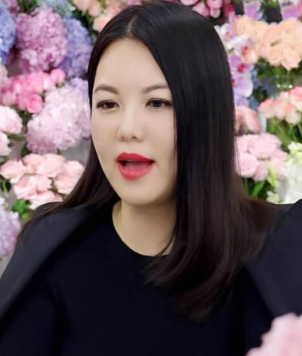原创李湘原谅王岳伦后捞金,手戴钻戒显身份,自称前些日子心情受影响