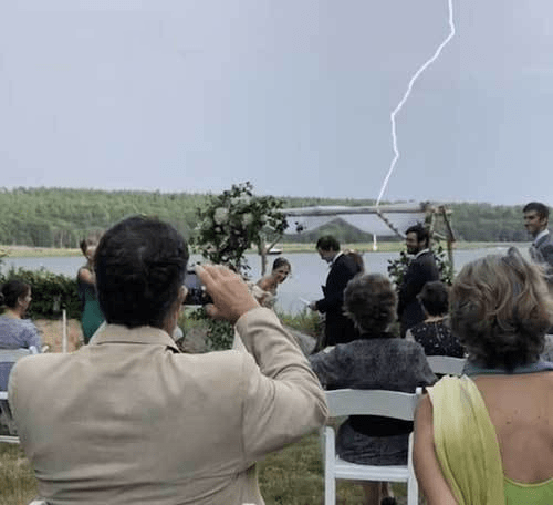 新婚惊魂新郎宣誓时说2020年真不是个好年一道闪电劈了下来