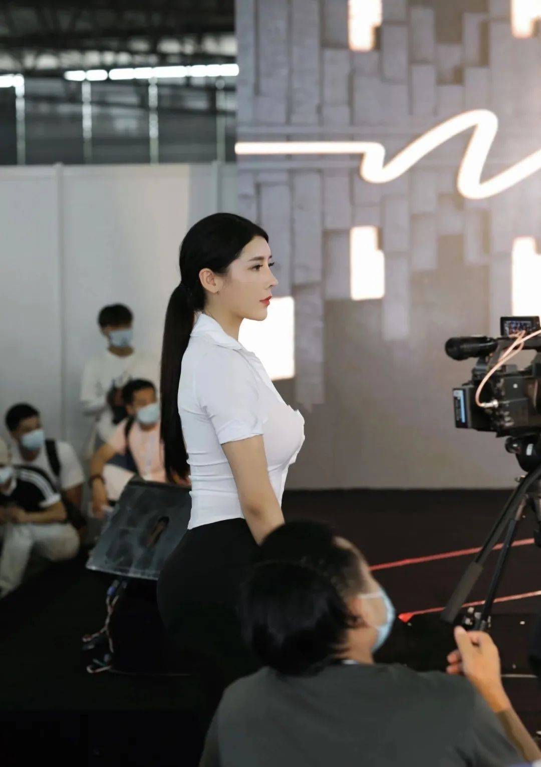 原创她白衬衣西装裤细腰宽臀曲线身材被称为国版卡戴珊