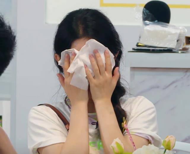 原创赵丽颖哭了捂脸哽咽惹人心疼她担心的事一般人帮不上忙