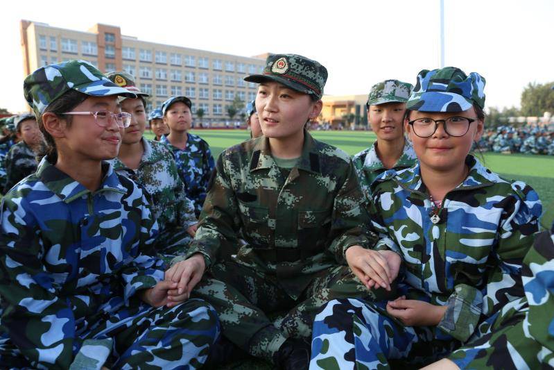 夏县实验中学举行新生军训汇报表演_张银岗