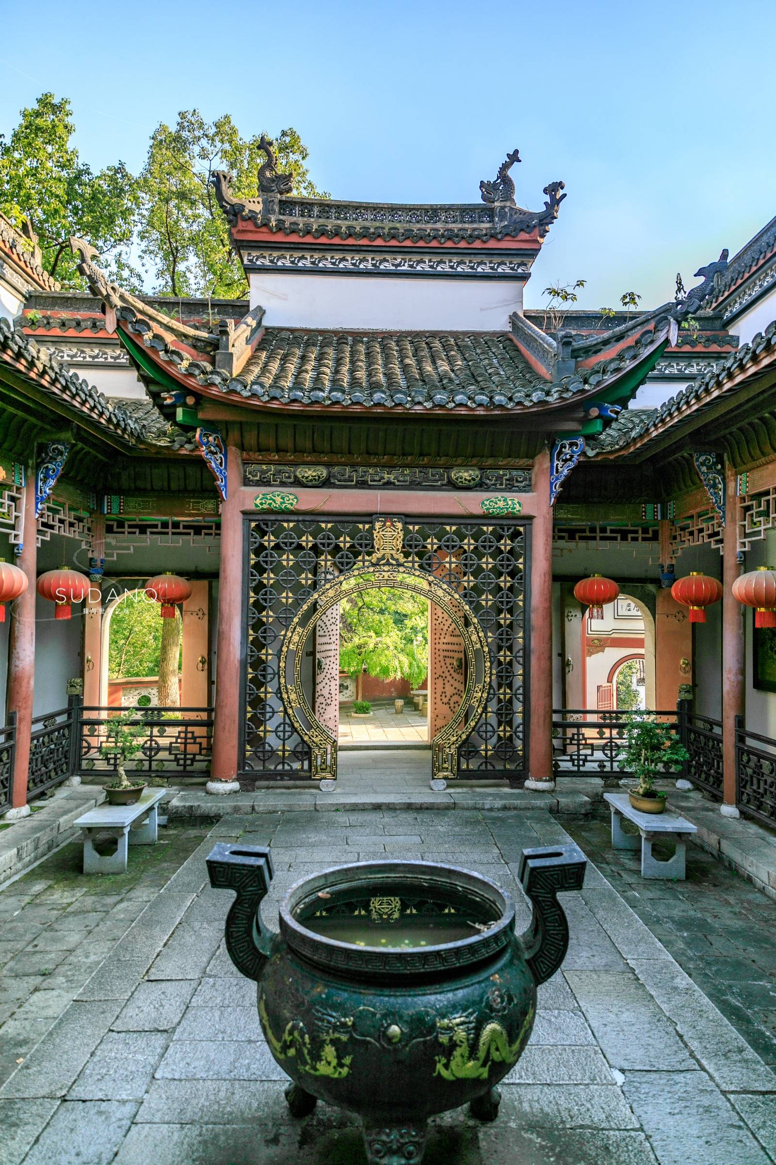 今天的禹稷行宫,于蓝天白云之下,于古木参天之间,可谓是朱漆彩绘,雕梁