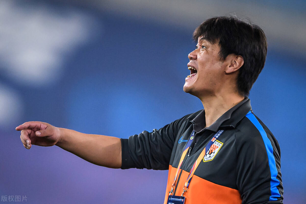 鲁能11号上演卧底级表现,多次后防挖坑,李霄鹏却坚持不换_比赛