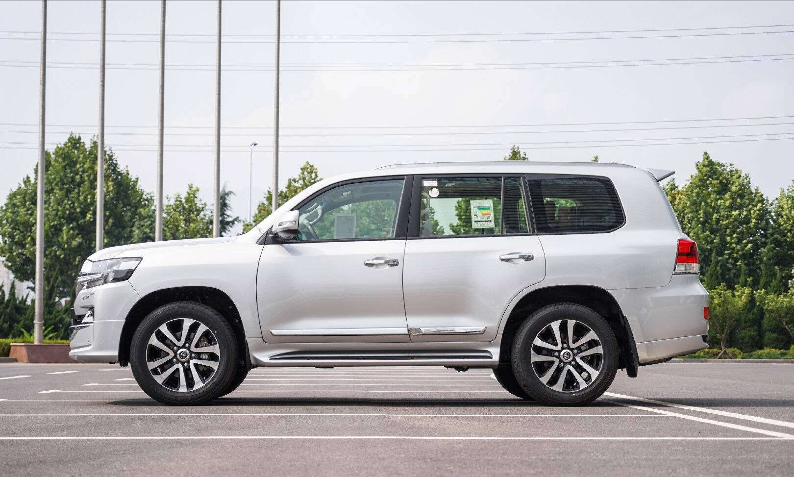 最便宜的丰田兰德酷路泽,6缸动力 四驱,落地60万,比宝马x5霸气