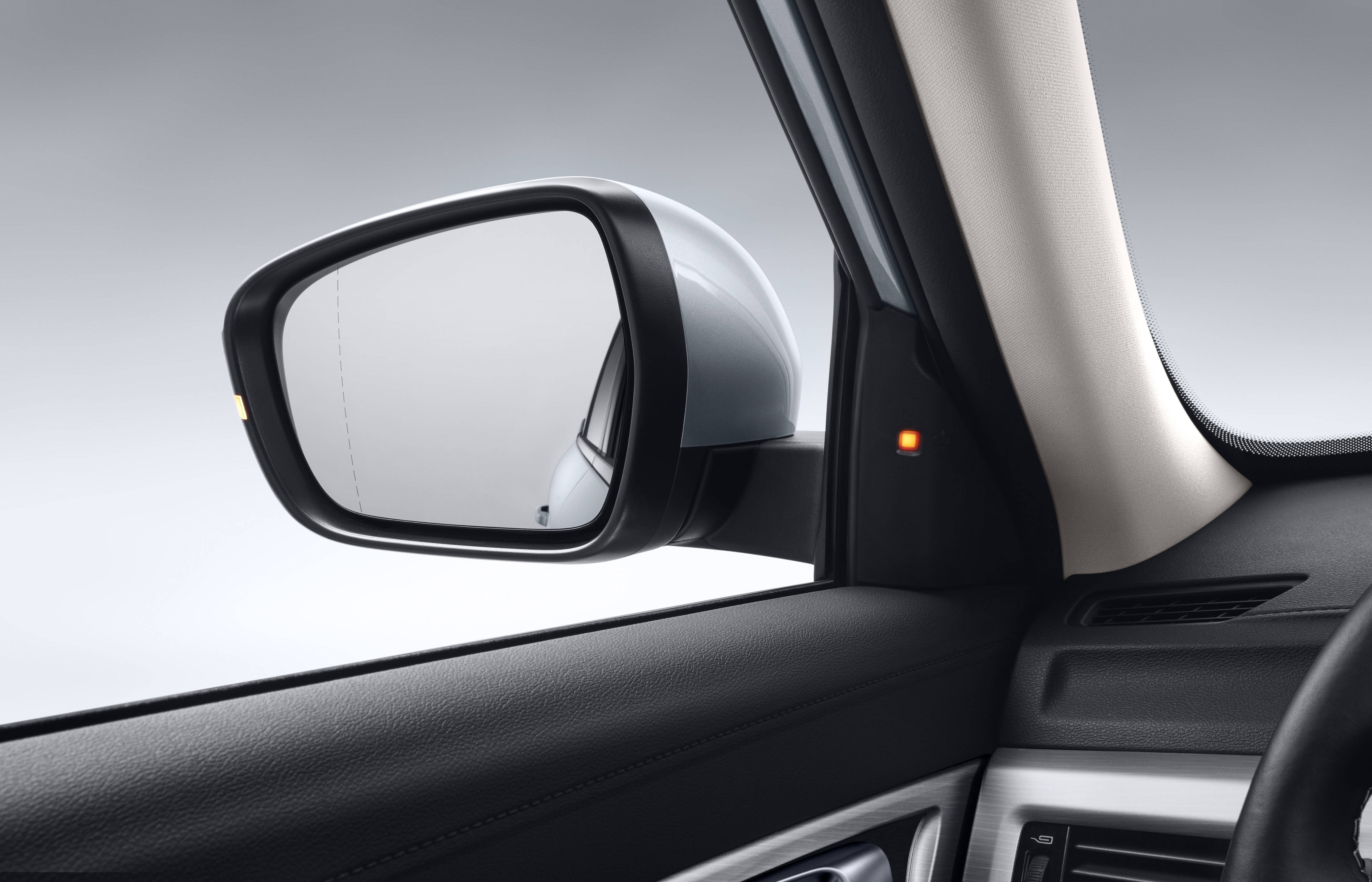 2, 大家还可以根据自身驾驶需求,正确调节后视镜角度,扩大后视镜渴佑