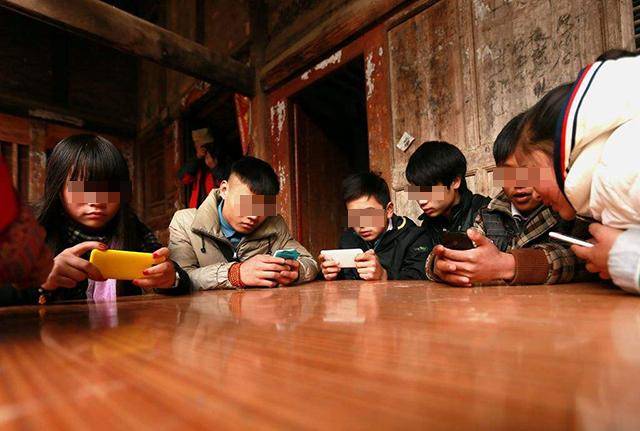 想"毁掉"一个孩子,就让他不停地玩手机吧,危害比想象中的要多