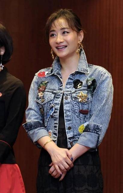 陈德容胆子还挺大穿短皮裙配黑丝袜挺野性40多岁不显老态