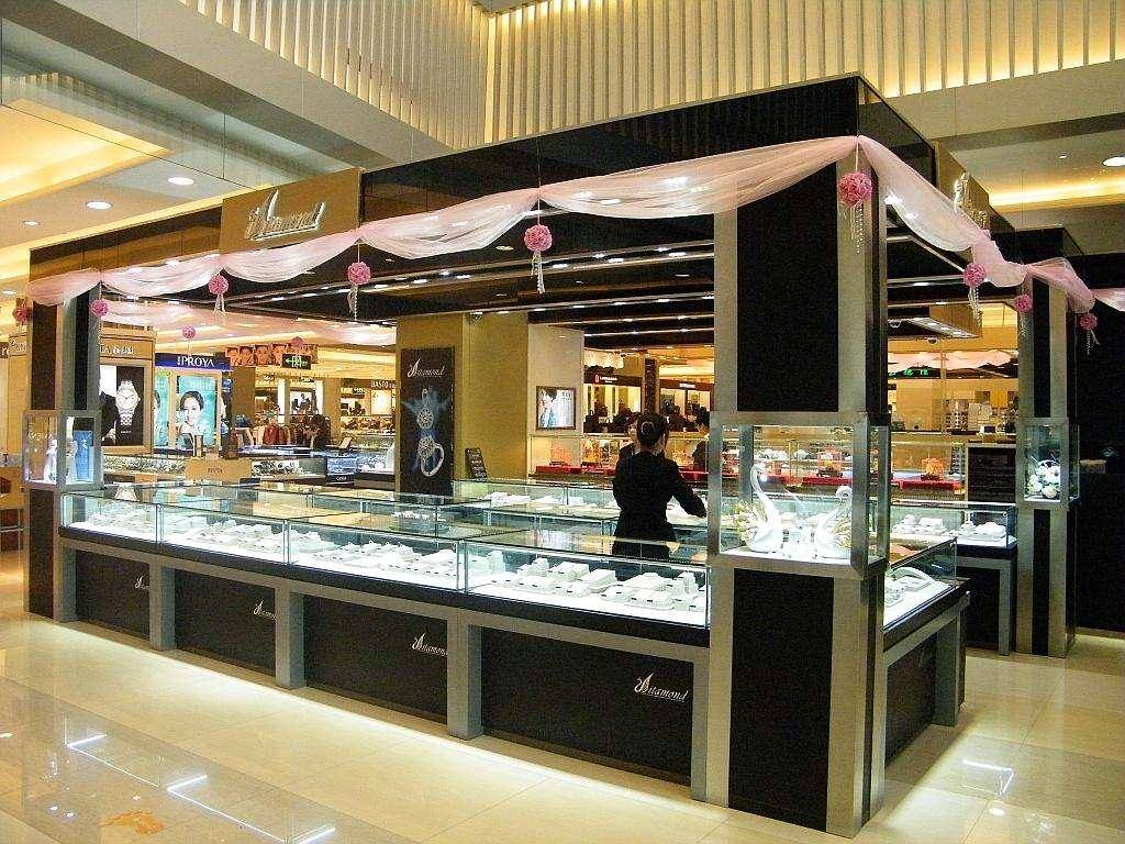 熊孩子尬舞扯翻翡翠店柜台获原谅几十万损失孩子没事没责怪