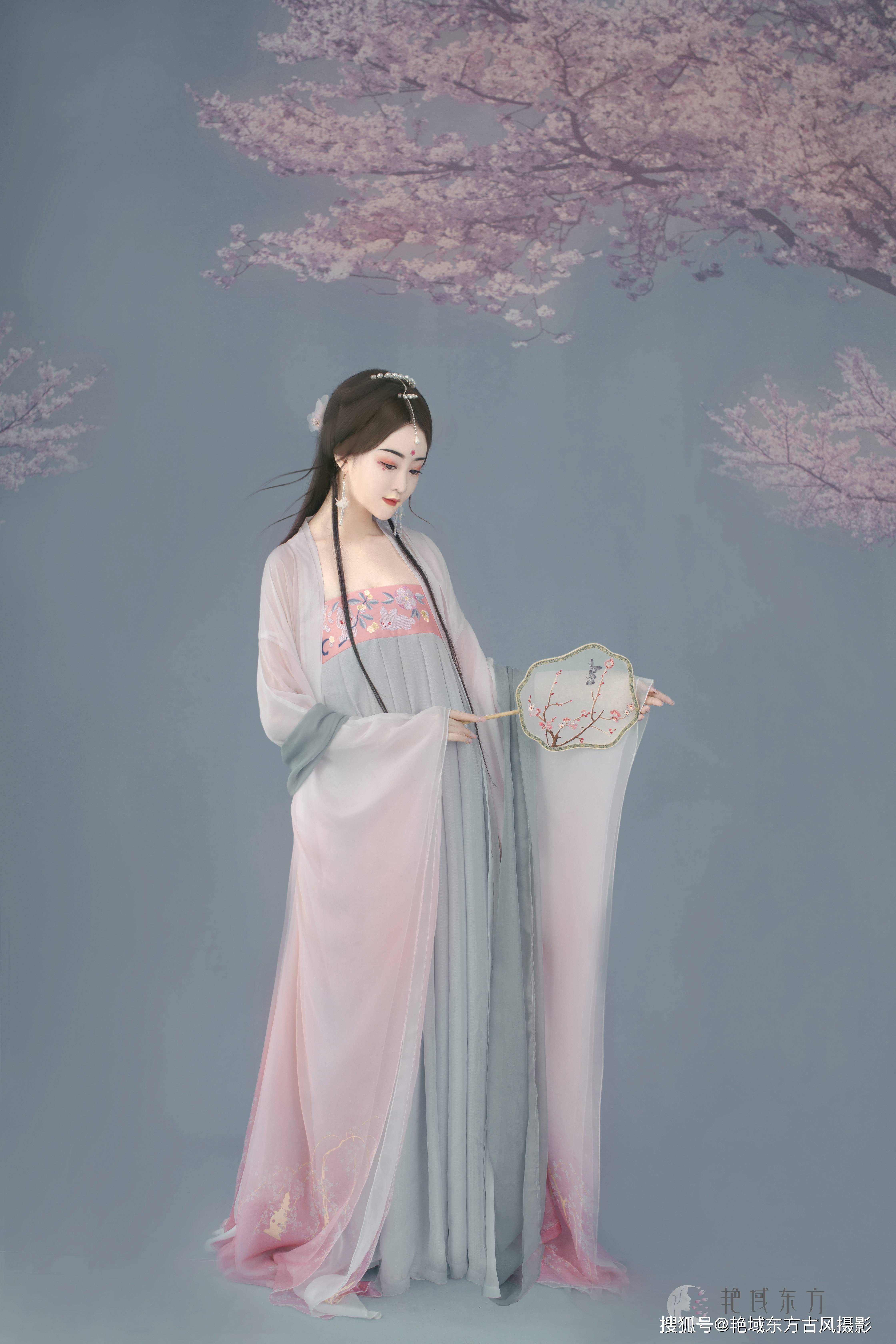 艳域东方|散花漫,超美写真,当少女与樱花相遇