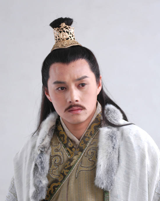 还记得"朱棣"吗 48岁头发花白转行做导演 13岁女儿才貌双全_万弘杰