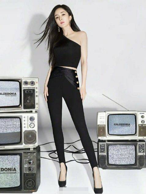 杨幂穿紧身裤拍摄写真当她特意侧身那一刻s身形太明显