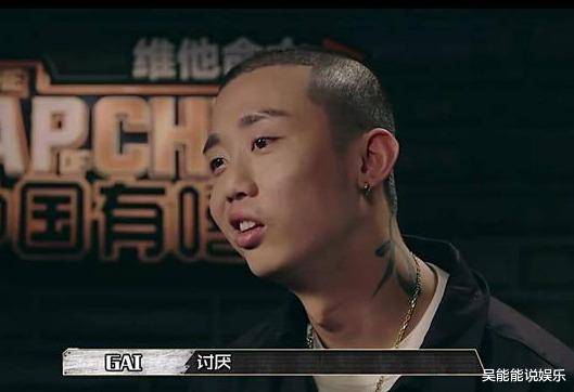 gai首晒儿子正面照,眼睛像老婆基因优秀,手势是亮点被夸有嘻哈范