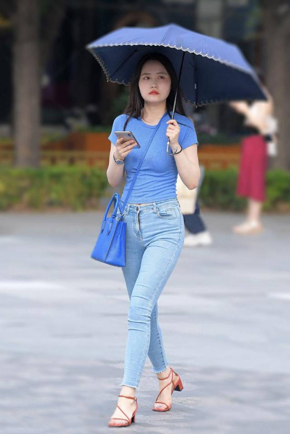 路人街拍经典的黑白配色让人觉得非常的养眼舒适