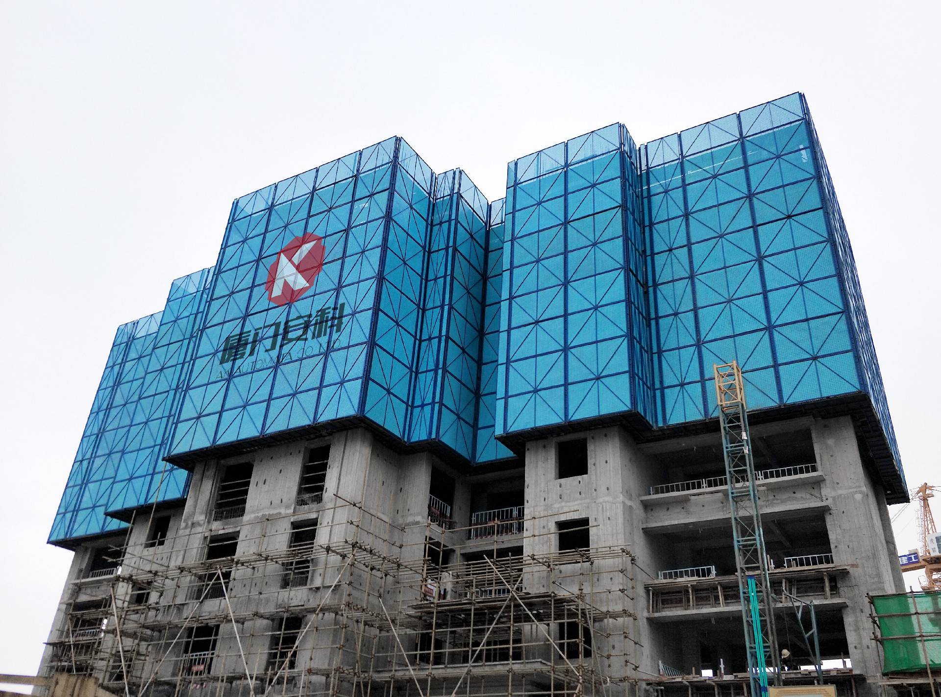 市场上也随之涌现了大批爬架租赁厂家为了满足建筑工事的应用需求而不