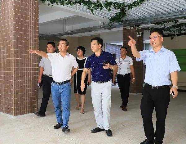 8月30日下午,龙湖区委副书记,区长柯延鹏带队,到刚刚揭牌的新校园(区)