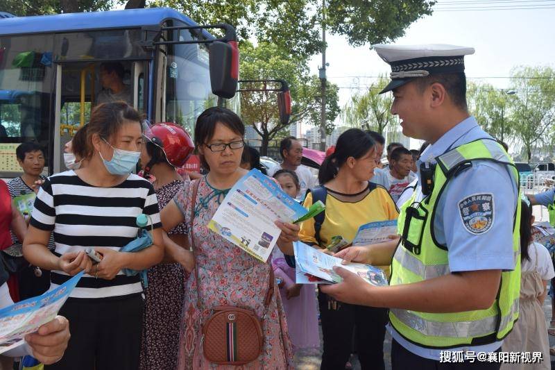 引導車流與人流間隔通行,指揮學生家長合理停放車輛,並亂停