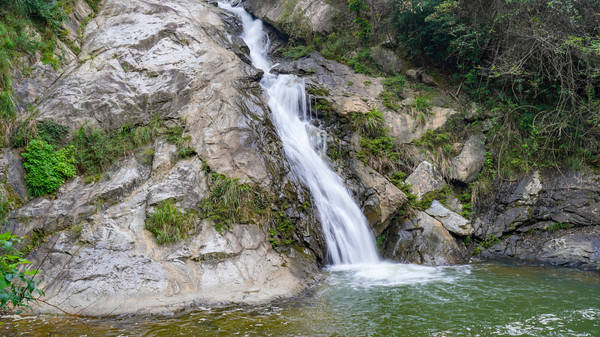 华东最美的水谷纵深35公里上下落差200余米就在天柱山