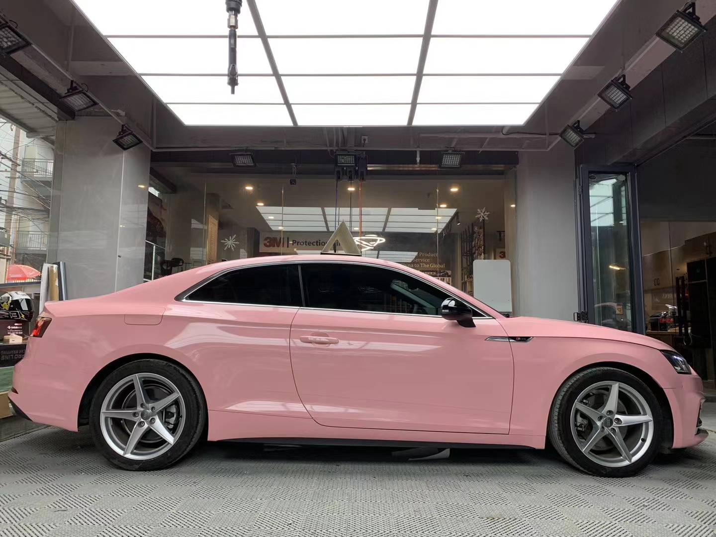 奥迪改色樱花粉,就像精英女性也有少女情怀的一面