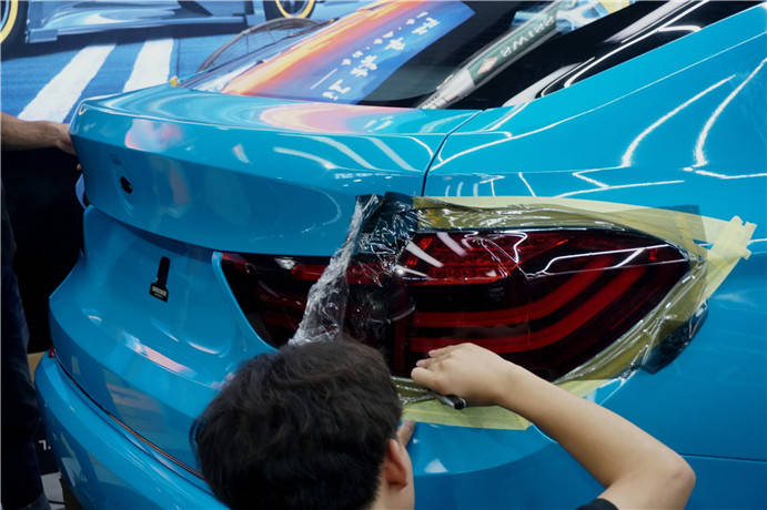 汽车灯膜宝马5gt尾灯贴膜烟熏黑灯膜汇格车研