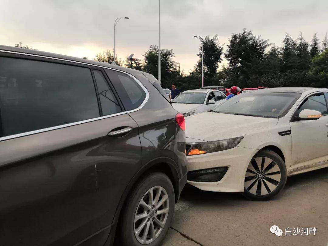 昨晚,龙湖小区门口两车相撞,邻居称听到砰的一声._海路