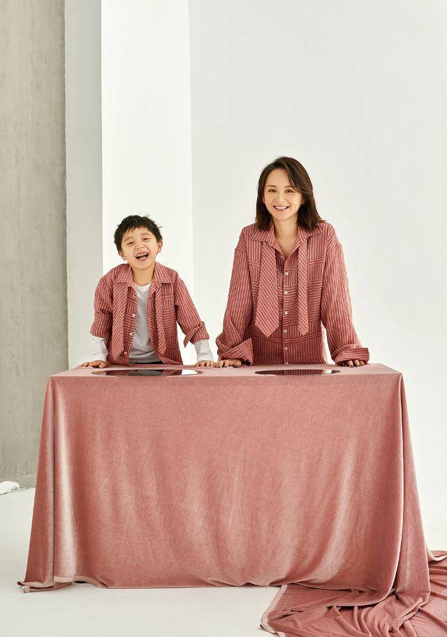 邓莎携大麟子拍写真,母子俩似姐弟,大麟子越长越像妈妈了