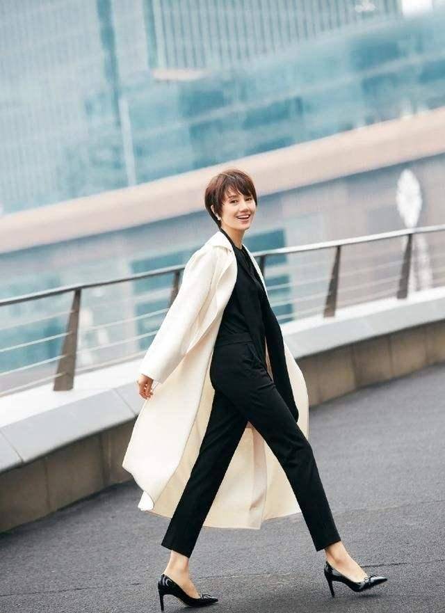 42岁袁泉真会穿随便一件白t恤穿出高级感好衣品盖住了年龄