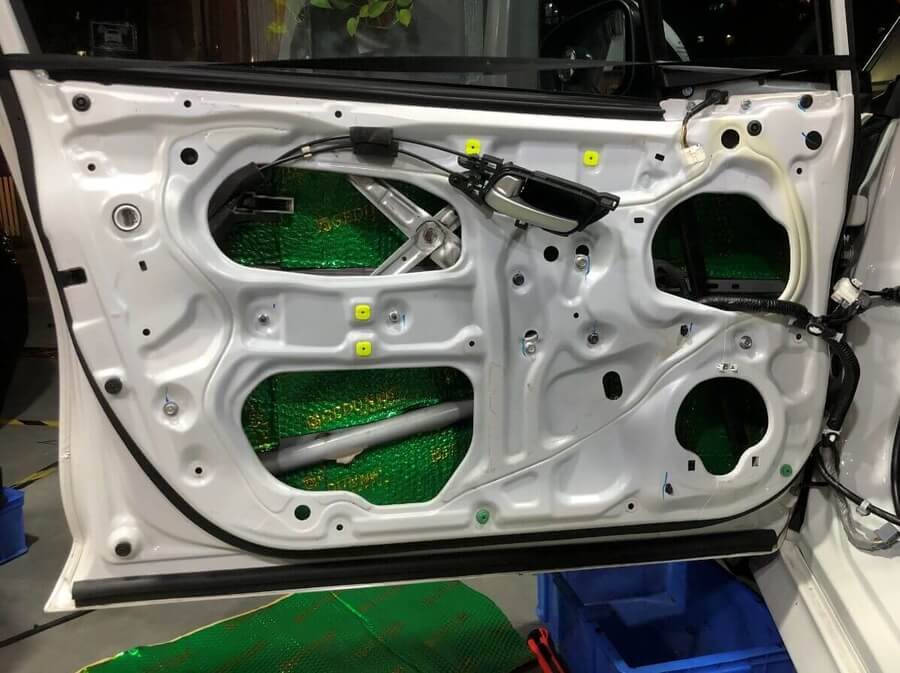 车门钣金的第1层止振处理,将裁剪好的减震板黏贴上去,这样主要是为了