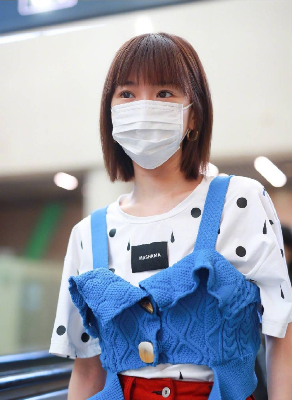 毛晓彤太青春,机场穿搭活力又少女,宛如18岁一样