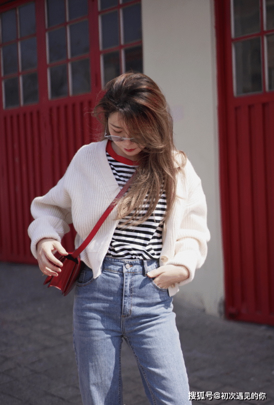 白色开衫搭配条纹t恤,青春时尚有活力!